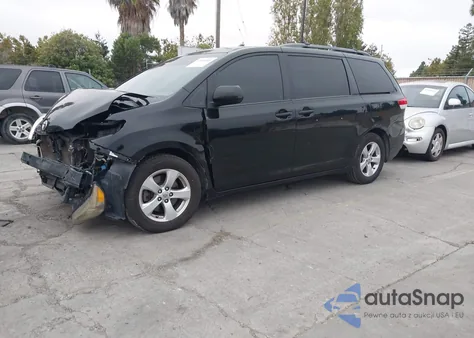 2013 Toyota Sienna Le V6 8 Passenger z USA, uszkodzony, nr VIN 5TDKK3DC6DS303392